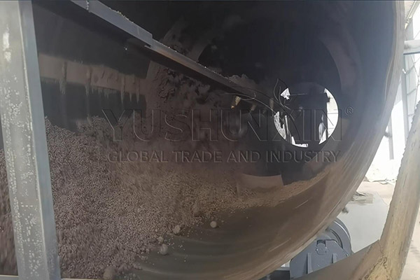 Dispositivo de pulverización de líquidos en el granulador de fertilizantes de tambor