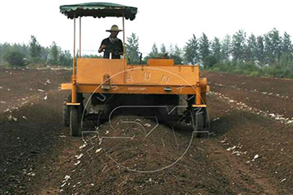Volteador de compost móvil en funcionamiento